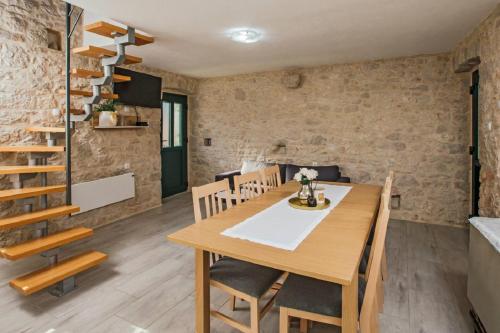 Holiday house Buljanovi Dvori with private pool in Podbablje