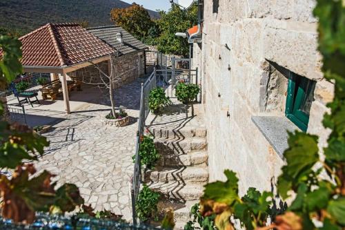 Holiday house Buljanovi Dvori with private pool in Podbablje