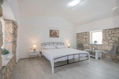 Holiday house Buljanovi Dvori with private pool in Podbablje
