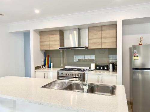 Connecting Palms - Kalkallo - Luxury 4 x Bedroom Holiday Home! in Mickleham