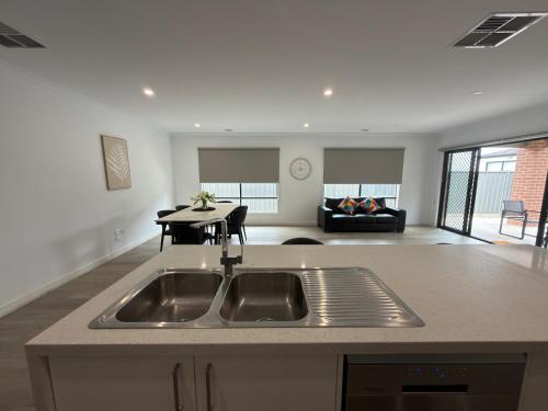 Connecting Palms - Kalkallo - Luxury 4 x Bedroom Holiday Home! in Mickleham