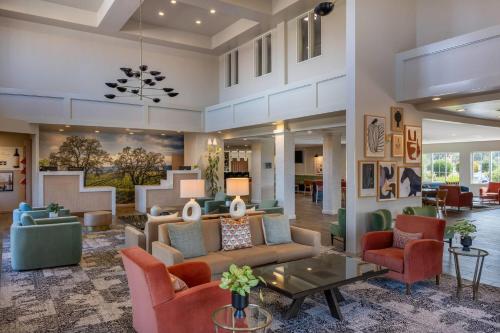 大堂, 帕索羅布爾斯溫德姆拉昆塔套房酒店 (La Quinta Inn & Suites by Wyndham Paso Robles) in 帕索羅布爾斯(CA)