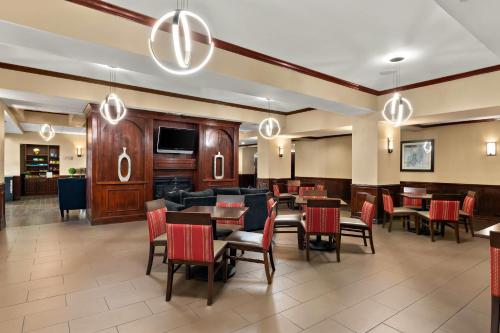 Comfort Suites Central - image 3
