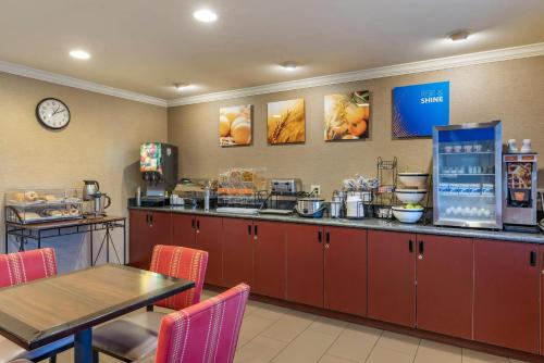 Comfort Inn Columbia Gorge - image 10