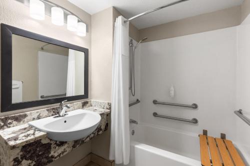 Bathroom, Days Inn by Wyndham Charleston WV in Charleston (WV)