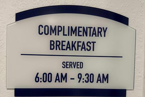 Red Roof Inn Findlay - image 8