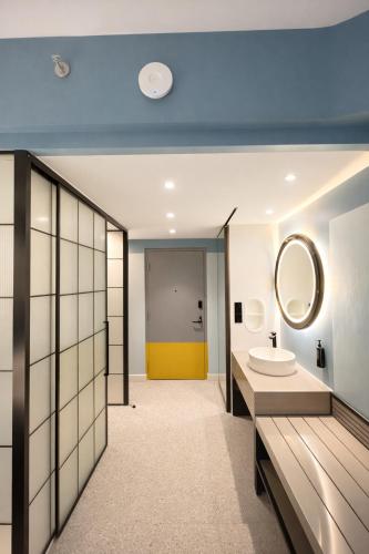 room detail thumbnail 2