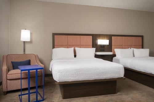 2 queen beds, 1 sofa bed