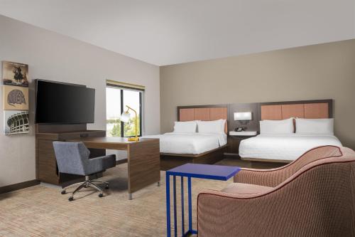 2 queen beds, 1 sofa bed