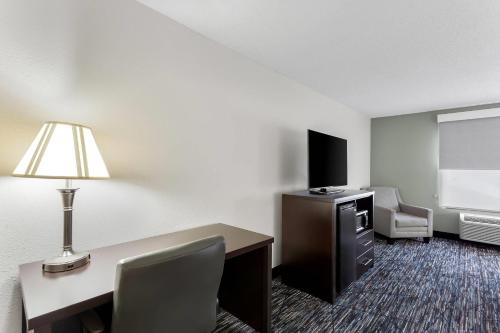 1 king bed, 1 sofa bed