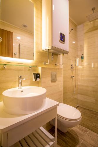 Privilege Suites by Central Park - image 5