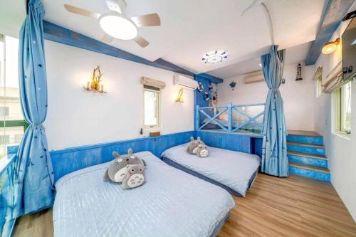 3 double beds