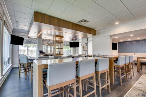 Hilton Garden Inn Louisville Airport - image 2