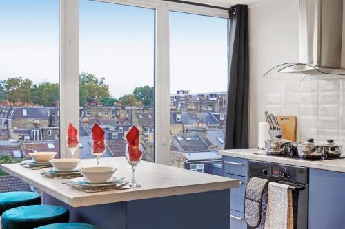 Exclusive 2 Bedroom Flat near Barons Court! - image 2