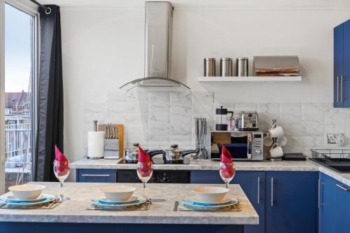 Exclusive 2 Bedroom Flat near Barons Court! - image 5