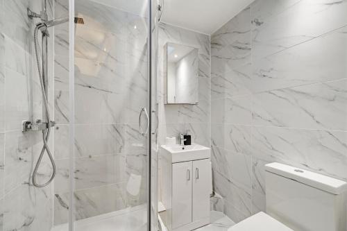 Exclusive 2 Bedroom Flat near Barons Court! - image 3