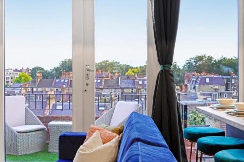 Exclusive 2 Bedroom Flat near Barons Court! - image 4