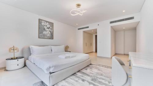 Contemporary 2BR in Central Park Viridian - image 13