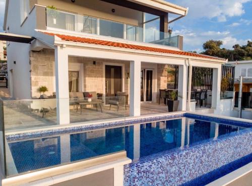 Charming Sunset View Villa with Outdoor Pool – khách sạn tại Razanj
