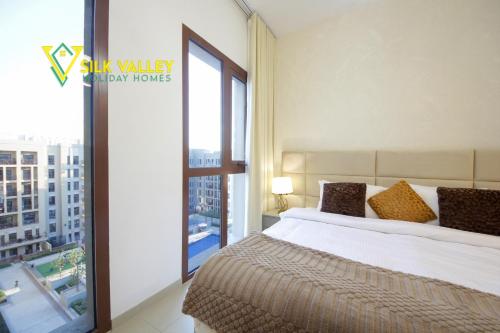 Silk Valley - Luxury Studio in Town Square with Pool View - Walk to Park - main image