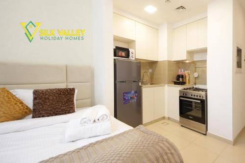 Silk Valley - Luxury Studio in Town Square with Pool View - Walk to Park - image 7