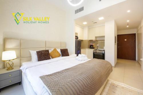 Silk Valley - Luxury Studio in Town Square with Pool View - Walk to Park - image 5