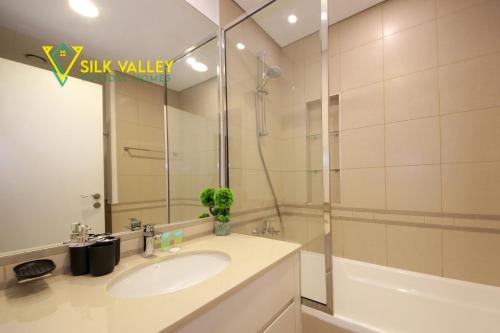 Silk Valley - Luxury Studio in Town Square with Pool View - Walk to Park - image 4