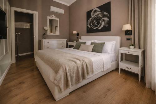 1 queen bed, 1 sofa bed