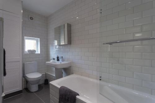 Bathroom, Hastings House in Luton Airport