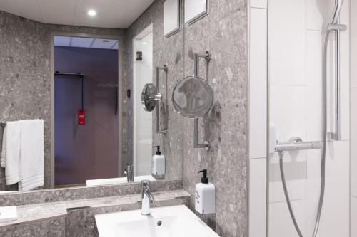 room detail thumbnail 2