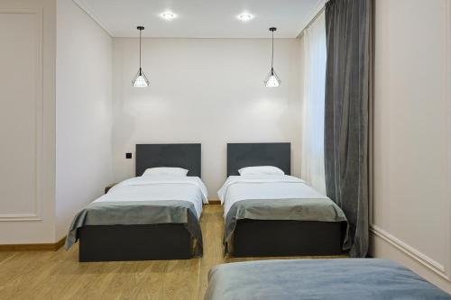 3 twin beds