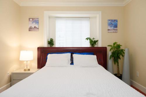 Cozy Room with Private Washroom in Central Location – khách sạn tại Marpole