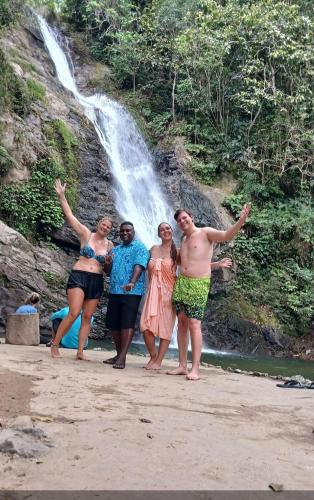 SeaSide HomeStay and Airport Shuttle - Tap to explore photos