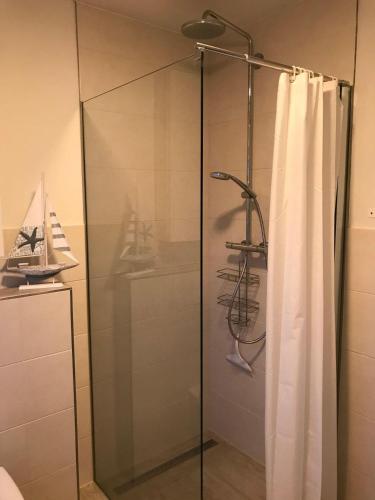 dusch, Strandhaus-Seeschwalbe in Fehmarnsund