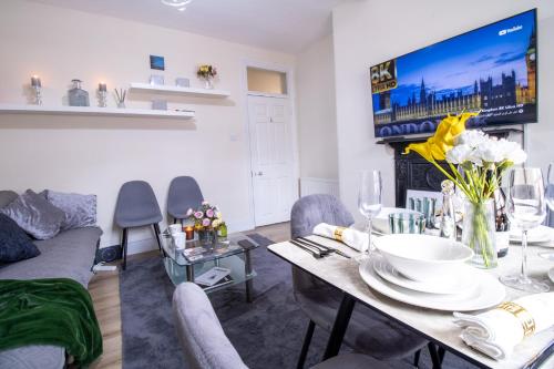 Luxury 2 Bed Apartment in the Heart of Mayfair Your Stylish London Retreat 4th floor no lift - image 3