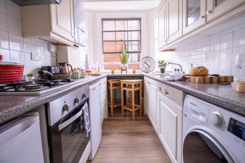 Luxury 2 Bed Apartment in the Heart of Mayfair Your Stylish London Retreat 4th floor no lift, Londýn (fotografie 5)