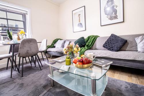 Luxury 2 Bed Apartment in the Heart of Mayfair Your Stylish London Retreat 4th floor no lift - image 12