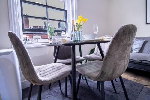 Luxury 2 Bed Apartment in the Heart of Mayfair Your Stylish London Retreat 4th floor no lift, Londýn (fotografie 6)