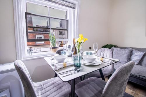 Luxury 2 Bed Apartment in the Heart of Mayfair Your Stylish London Retreat 4th floor no lift, Londýn (fotografie 7)