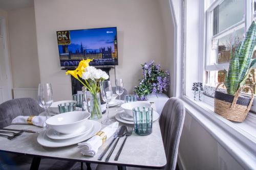 Luxury 2 Bed Apartment in the Heart of Mayfair Your Stylish London Retreat 4th floor no lift, Londýn (fotografie 9)