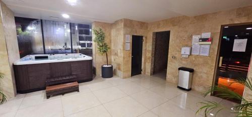 Azizi Studio Pool & Spa Resort Piscina Incalzita in Mamaia-Sat