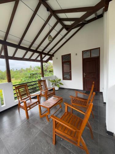 Rõdu/terrass, Meadow View Inn in Marawila