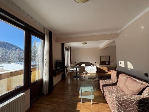 Apartments Black Horse in بومبوروفو