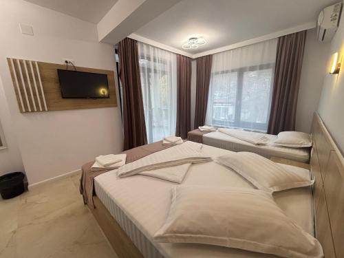 1 double bed, 1 twin bed