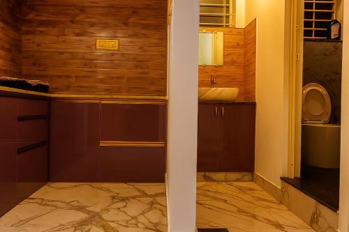 Beautiful Apartment Near Neeladri Nagar Market - image 4