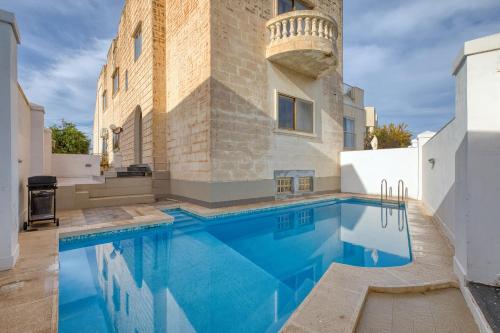 Luxury Villa Private pool BBQ & 5star amenities – khách sạn tại Naxxar