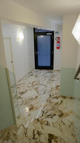 Modern Apartment - image 8