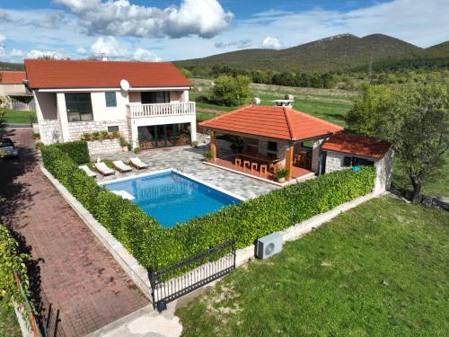 Casa Naturalis-Villa with heated pool &garden in Velika Cista