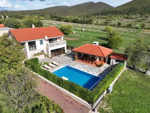 Casa Naturalis-Villa with heated pool &garden in Velika Cista