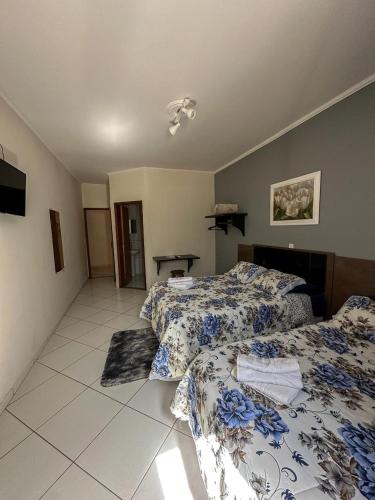 1 double bed, 2 twin beds